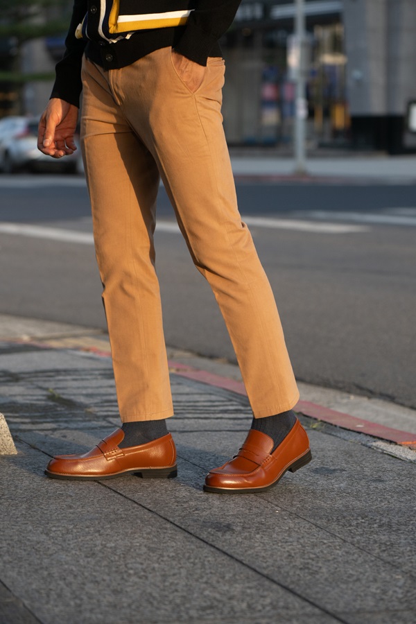 https://cdnimg.brunomarcshoes.com/brunomarcshoes/image/article/20220818_79/penny-loafers-with-chinos-business-casual1.jpg