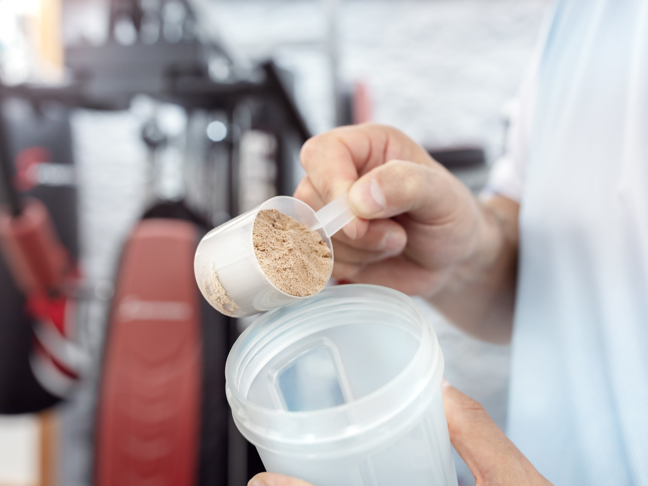 https://www.mensfitness.com/.image/w_2560%2Cq_auto%3Agood%2Cc_fill%2Car_4%3A3/MjEzNTk1OTg0NTQwNzM5NDIx/whey-protein-powder-and-shaker-bottle-man-preparing-protein-shake-drink-in-gym.jpg?arena_f_auto=